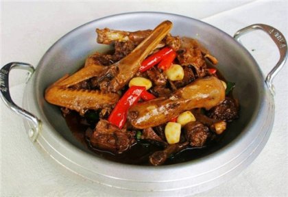 干锅红酒醋烧鸭选用的是不足一年的仔水鸭水鸭皮薄、肉质鲜嫩、腥味较小【重