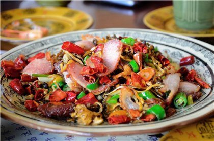 在四川，有一种腊肉名为油底肉，因用其制作而成的菜品色泽鲜艳，肥而不腻，