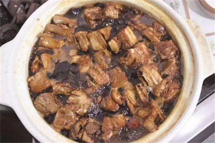做东坡肉的最佳原料是金华“两头乌”，这种猪的头尾为黑色，中间肚皮为白色