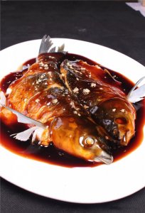 西湖醋鱼将饿养1-2天的西湖草鱼1条（重约750克）宰杀治净，冲净血水后从尾部