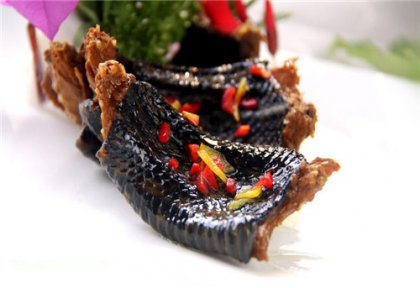 秘卤美女蛇蛇在广东多为卤制，湖南多为红烧，这道菜将粤菜技法和湘菜技法结