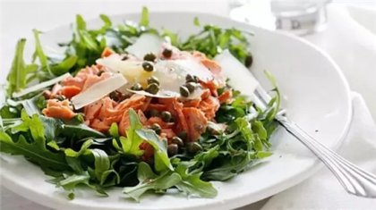 结球生菜，冰山生菜，圆生菜，西生菜，是沙拉最常用的生菜。紧实的芯、温和