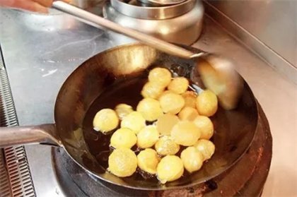 在传统酥黄菜的基础上进行了改良，一方面是鸡蛋液比例的调整，传统的配比只