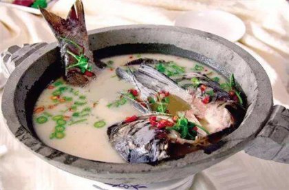 清汤石锅鱼2、草鱼去鳞、鳃和内脏，洗干净，剁去头尾，去骨，将鱼肉抹刀片