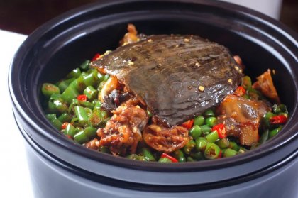 以可以点菜的肉蟹煲和鸡公煲为例，煲品类正侵占火锅的份额？